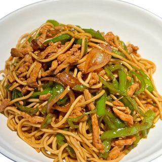 Fried pork noodles猪肉炒面