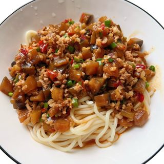 Eggplant with minced chicken with noodles肉末茄子拌面