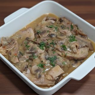 Špikovana svinjska plećka sa sosom od pečuraka 500g