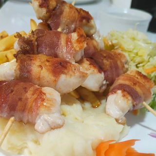 Pileći ražnjić u slanini