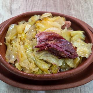 Kiseli kupus sa dimljenom svinjskom butkicom