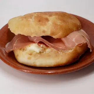SENDVIČ PRŠUTA KAJMAK NA UGLU