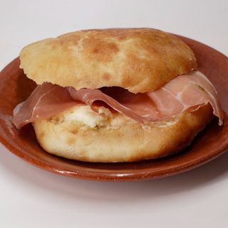 SENDVIČ PRŠUTA KAJMAK NA UGLU