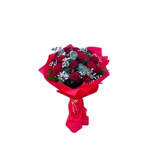 Buket crvenih ruža sa eukaliptusom i zelenilom