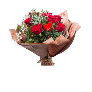 Okrugao buket sa crvenim ružama u love papiru