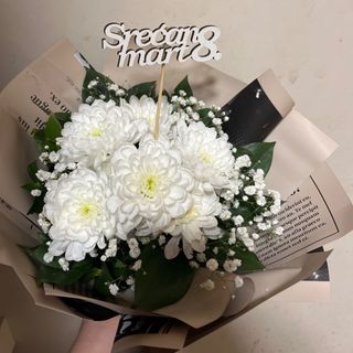 Buket bele margarete sa pikom Srecan8.Mart