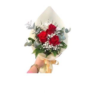 Tri ruže sa eukaliptusom