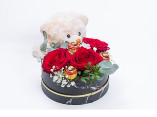 Tri crvene ruže sa medom u kutiji