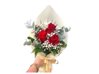 Tri crvene ruže sa eukaliptusom