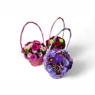 Elegantna korpa s cvećem