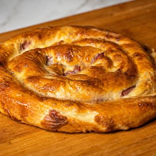 Pita sa dimljenom pečenicom, slaninom i sirom