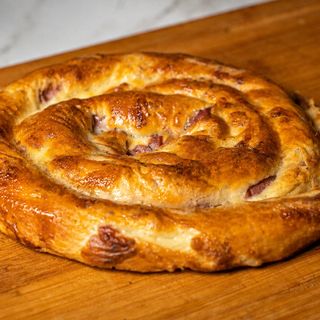 Pita sa dimljenom pečenicom, slaninom i sirom