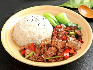 小炒黄牛肉盖饭Pržena govedina sa pirinčem