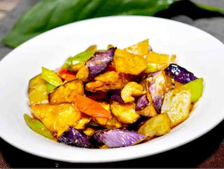 地三鲜"Tri blaga zemlje"(paprika, krompir, patlidžan)