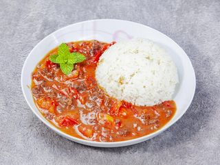 西红柿牛腩盖饭Pizza s goveđim mesom i paradajzom na rižu