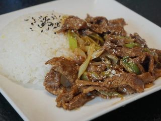 蔥爆牛肉盖饭 Govedina sa mladim lukom i pirinčem
