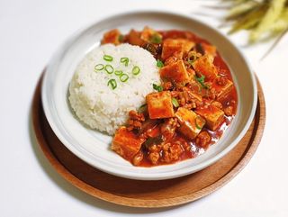 麻婆豆腐盖饭Mapo tofu sa pirinčem