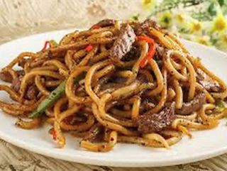 黑椒牛柳炒面Rezanci sa goveđim fileom u crnom biberu