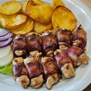Pileći ražnjići u slaninici 