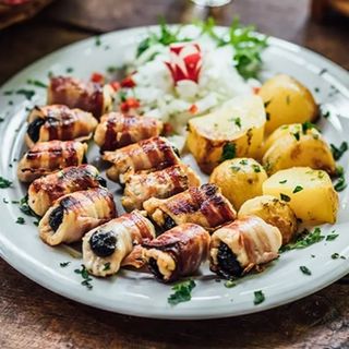 Pileći ražnjići sa suvim šljivama