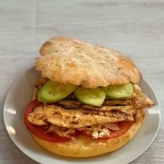 Pileće belo meso 150g u lepinji