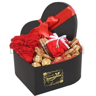 Crvene dehidrirane ruže sa čokoladicama u srcu(RUK 107)