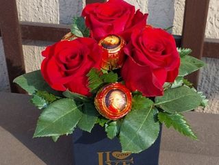 Tri crvene ruže sa čokoladicama(077)