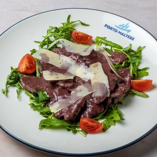 Biftek straćeti u sosu od crnog vina sa rukolom, parmezanom i čeri paradajzom