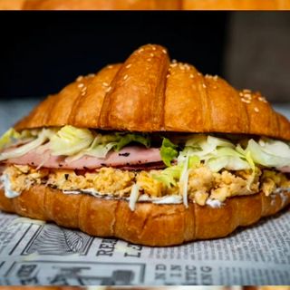 Croissant scrambled egg & ham