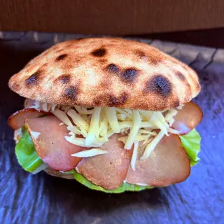 Komšijski sendvič pečenica,mozzarella.
