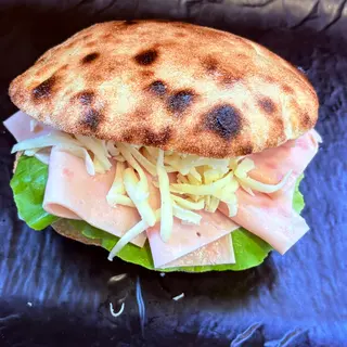 Majstorski sendvič šunka,mozzarella.