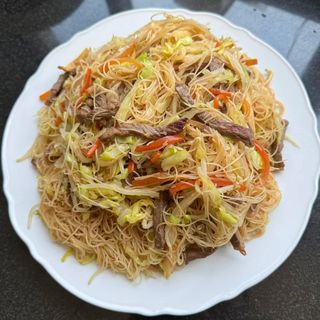 222 Beef Rice Noodles / Prženi pirinčani rezanci sa govedinom