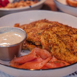 Hashbrown sa tikvicama i dimljenim lososom