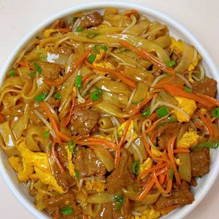 24 Prženi pirinčani rezanci sa govedinom/ Beef Fried Rice Noodles
