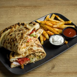 Makloub chicken cheese