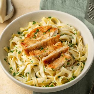 Tagliatelle à la crème au poulet croustillant