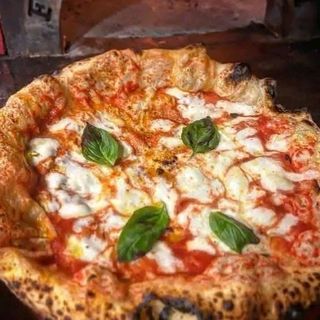 Pizza margarita géant