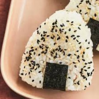 Onigiri saumon épicé