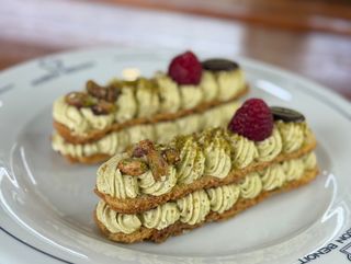 Éclaire pistache framboise