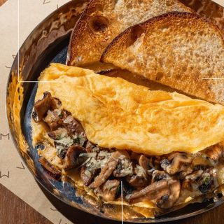 Omelettes champignons et parmesan avec deux tranches de pain