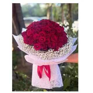 Bouquet rouge emballage blanc
