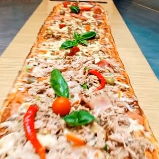 Pizza 50/20 (1/2 métre) thon ou bien escalope ou bien 1/2 thon et 1/2 escalope + frite canette gratuit