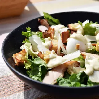 Salade césar au escalope pané