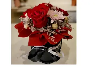 Box noir avec variété de fleurs