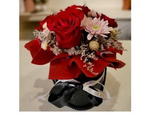 Box noir avec variété de fleurs