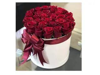 Box blanc avec Fleurs rouges