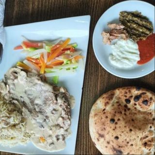 Plats de poulet avec sauce aux champignons