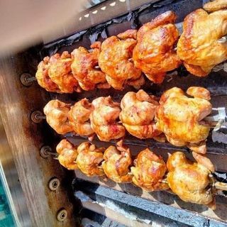 زوز انصاف دجاج كل واحد قارنيتور وحدو معاهم عجة مرقاز