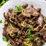 Foie volaille sauté avec oignons et persil avec salades vertes et mechwia et frites