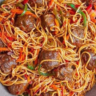 Spaghetti avec boulettes viande hachée 